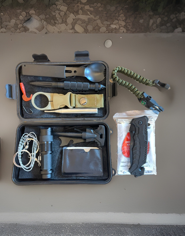 Survival Kit 12-teilig | Outdoor Notfall Set mit Messer & Taschenlampe